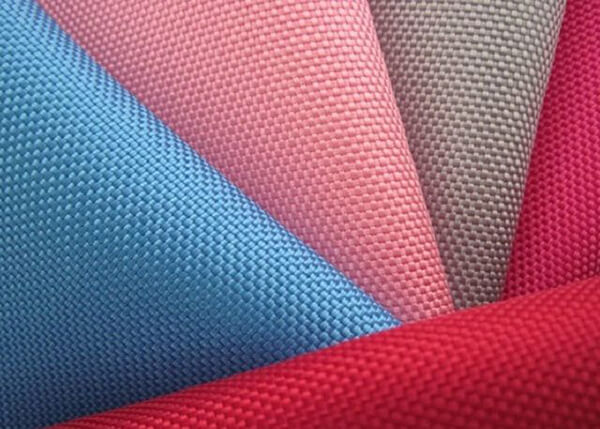 Vải cotton poly được kết hợp từ sợi bông và sợi polyester 